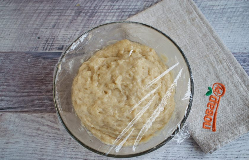 1. Этап. Плюшки с миндалем: Муку просейте в миску, сделайте в центре углубление. Влейте подошедшие дрожжи, молоко, сахар, добавьте яйцо, перемешайте. Добавьте соль и замесите липкое тесто. Накройте миску х/б полотенцем, смоченным в горячей воде, поставьте в теплое место на 40 минут.