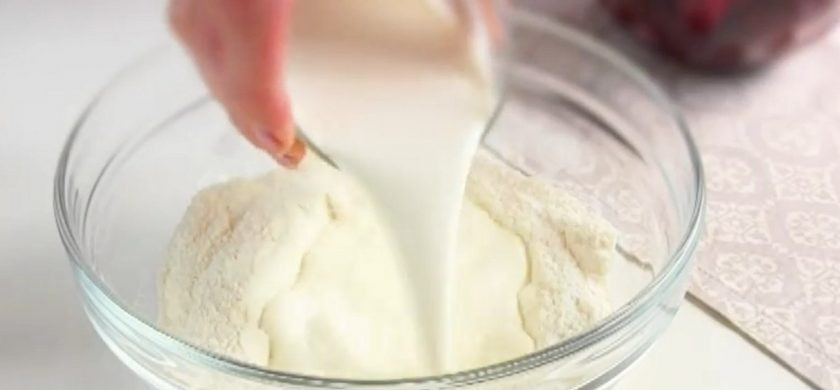 1. Этап. Пирог с вишней Клафути: 1. Сахар смешайте с просеянной мукой и ванилином. Добавьте молоко, сливки, яйца и желтки. Перемешайте массу венчиком и отправьте тесто в холодильник на 1-1,5 часа.