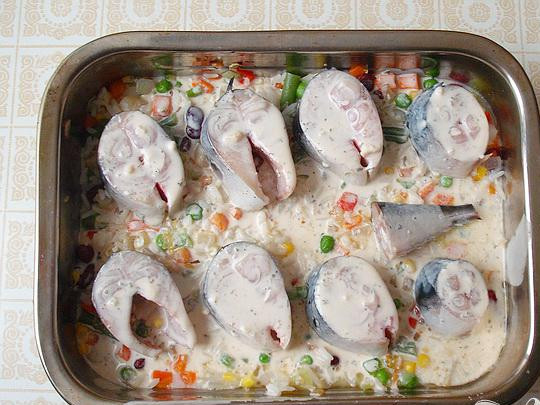 1. Этап. Запеченная скумбрия в мексиканском стиле: 5. Подготавливаем заливку. С белым вином или водой смешиваем сметану, добавляем молотого кайенского перца, перец чили и соли. Все хорошенько перемешиваем. На овощи выкладываем рыбу, смесью из специй и сметаны поливаем. Минут на десять оставляем.