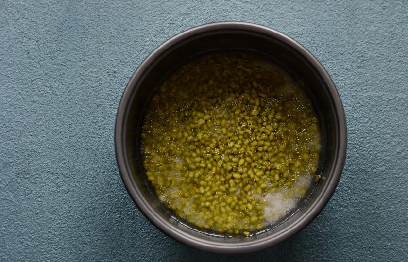 1. Этап. Рис с машем: Добавьте маш, воду, соль и немного оливкового масла. Закройте крышкой и варите в режиме «плов» до готовности.