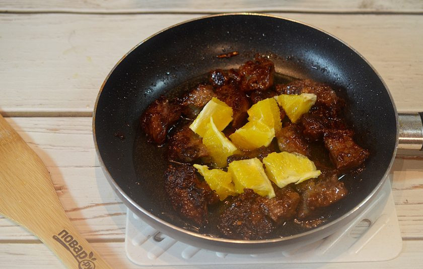 1. Этап. Говядина с апельсинами: 8. Добавьте кубики апельсина и еще немного потушите.