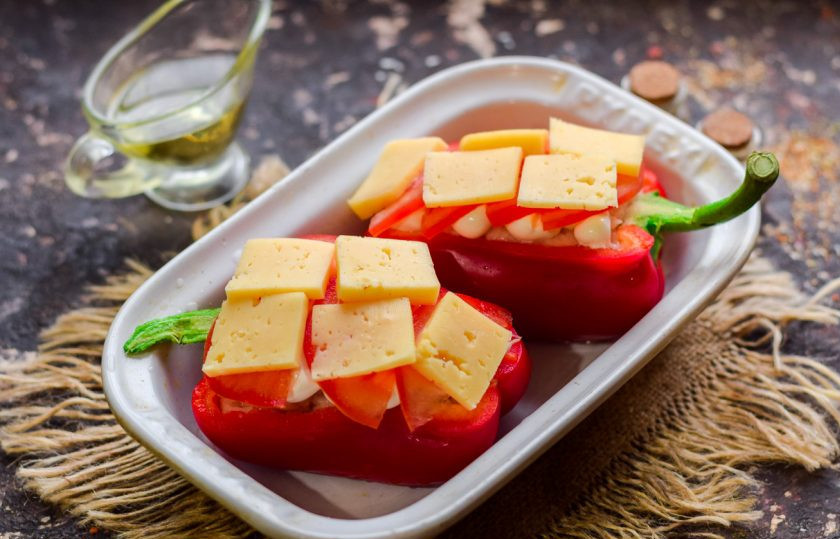 1. Этап. Перцы фаршированные куриной грудкой в духовке: После покройте перцы нарезанными пластинами твердого сыра. Запекайте перцы 25-30 минут при 180 градусах.