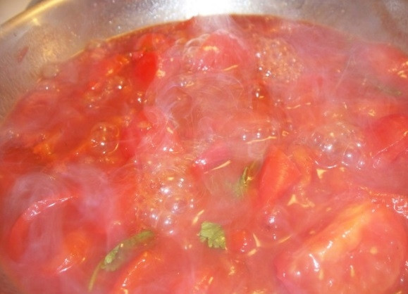 1. Этап. Жареные овощи: На сковороде подогрейте кетчуп с перцем чили и солью. Добавьте немного водички. Прокипятите смесь 5 минут.