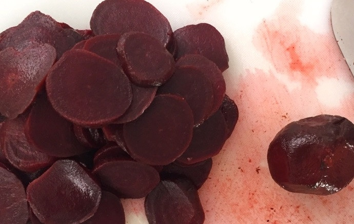 1. Этап. Салат со свеклой, морковью и гранатом: 1. Сперва предварительно подготовьте свеклу (запеките или отварите). Уже остывшую свеклу очистите и нарежьте тонкими ломтиками.