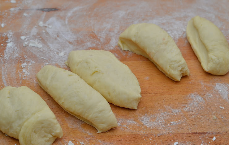 1. Этап. Пирожки с рыбой: 10. Тесто нужно поделить на небольшие кусочки.