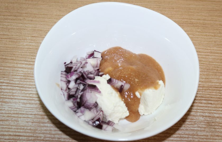 1. Этап. Острая шуба из авокадо с начинкой из крабовых палочек: Лук мелко нарежьте, смешайте с творожным сыром и икрой судака.