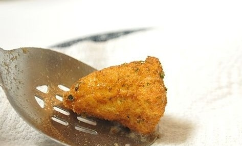 1. Этап. Сыр, жареный в панировке: 9. Обжаренный сыр выложите на бумажные салфетки, чтобы стекло масло.