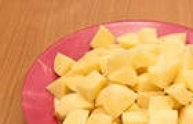 1. Этап. Шурпа из оленины: Картофель крупно порезать.