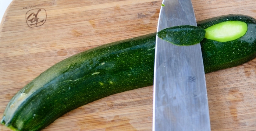 1. Этап. Лодочки из кабачков без мяса: Чтоб лодочки были устойчивы срежьте небольшие кусочки на 