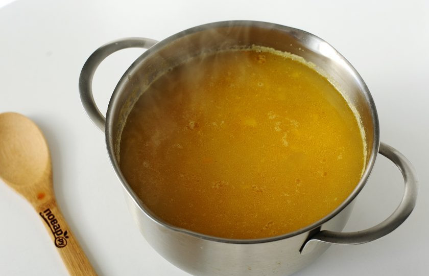 1. Этап. Гороховый суп с карри: Когда горох будет готов, добавьте картофель и овощную зажарку в кастрюлю. Отрегулируйте на соль и варите на небольшом огне до готовности картошки.