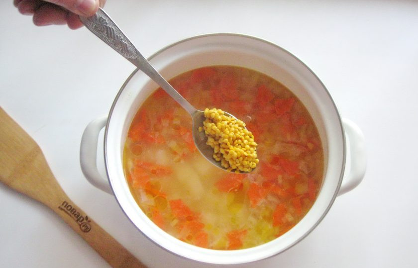 1. Этап. Суп с чечевицей и капустой: Когда овощи будут почти готовы, выложите в кастрюлю чечевицу, которую перед этим хорошо помойте.