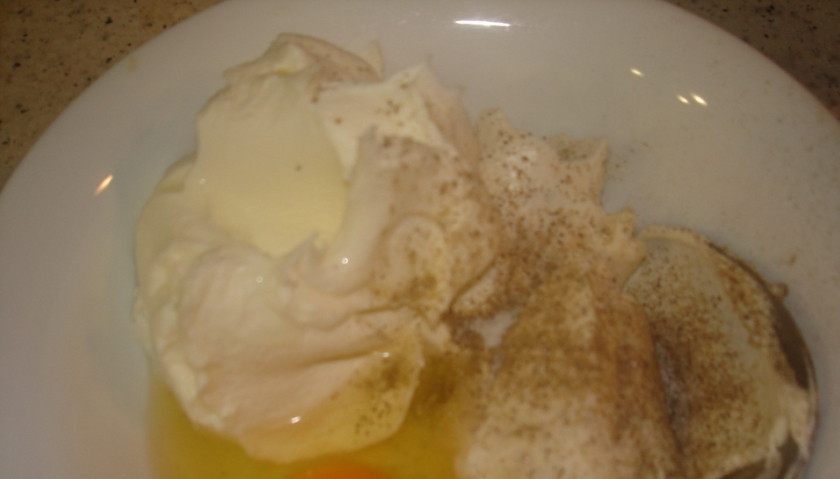 1. Этап. Пирог с мясом без дрожжей: Готовим заливку для нашего пирога. Смешиваем оставшиеся 100 грамм сметаны, сыр, яйцо. Добавляем соль и специи по вкусу, хорошенько перемешиваем до однородной массы.