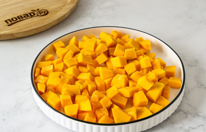 1. Этап. Тыква замороженная: Разделите тыкву на две части. Первую нарежьте на небольшие кубики.