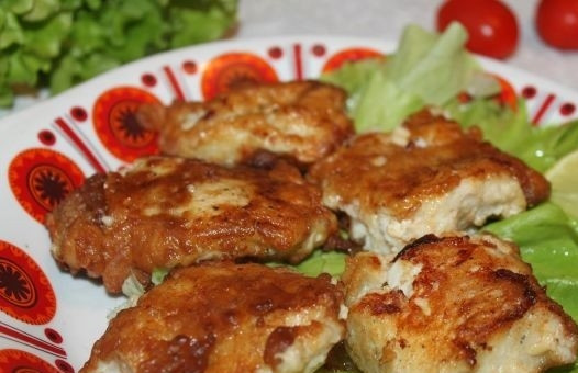 1. Этап. Жареная пикша: 7. Готовую рыбку выкладываю на бумажное полотенце, чтобы ушел лишний жир, и выкладываю на тарелку.