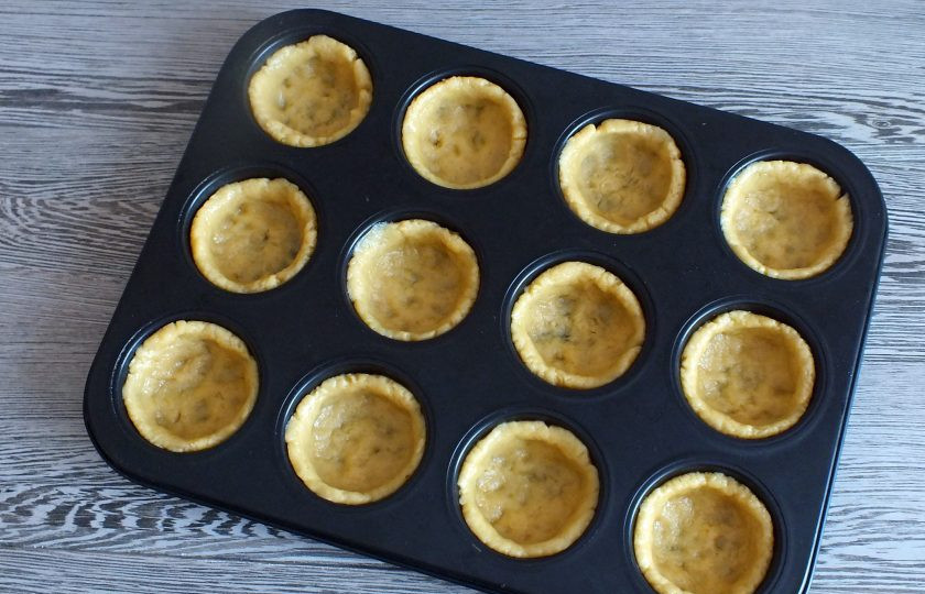 1. Этап. Тарталетки с орехами и карамелью: Тесто распределите по формочкам.