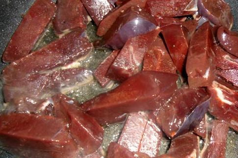 1. Этап. Начинка с печенью для пирожков: Печень промываем, нарезаем большими кусочками, просушиваем и обжариваем в растительном масле на сковородке до полу готовности.