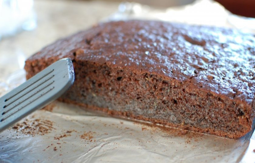 1. Этап. Шоколадный пирог с кабачком: 6. Запекайте при 180 градусах около 45-50 минут. Готовый пирог остудите, только потом разрежьте на кусочки.