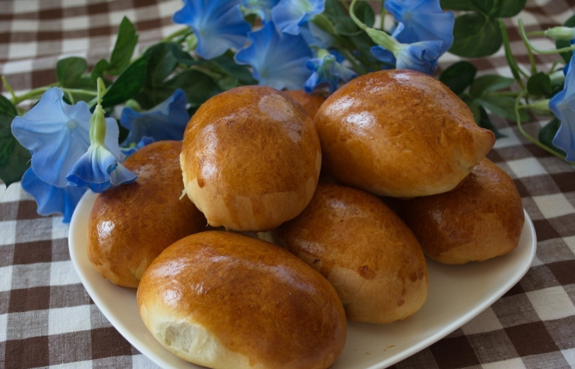 1. Этап. Пирожки с капустой духовые: Разогрейте духовку до 200 градусов. Пирожки смажьте взбитым яйцом. Поставьте в духовку и выпекайте около 25 минут. Выстаивать пирожки перед выпечкой не нужно.