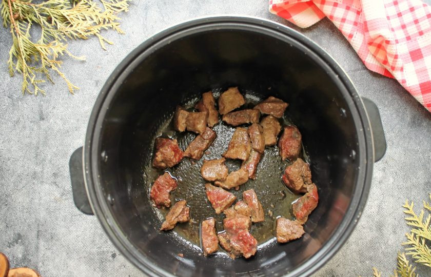 1. Этап. Печень со свининой в мультиварке: Печень очистите от пленок и порежьте на кусочки. В чашу мультиварки налейте растительное масло и выложите печень. Установите режим 