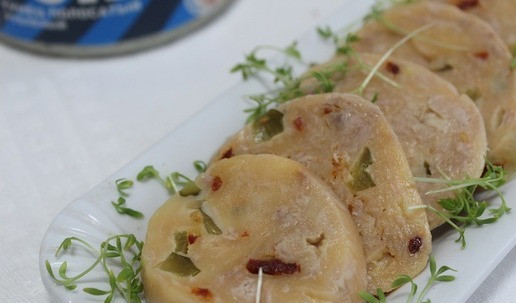 1. Этап. Сырный рулет с тунцом: Нарезать и подавать.