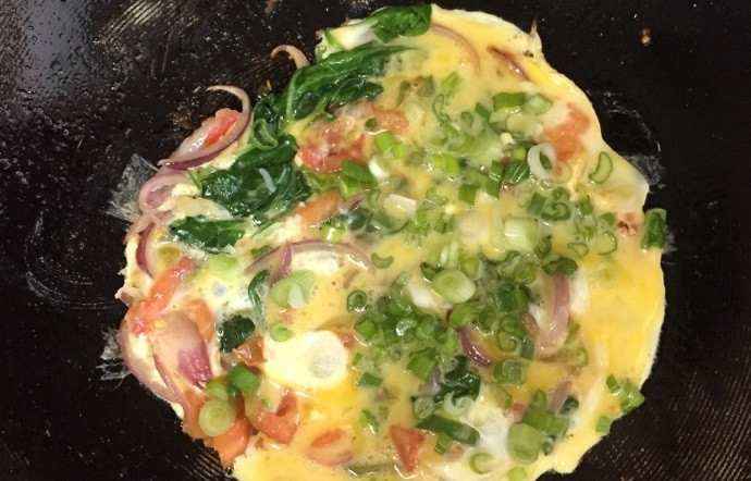 1. Этап. Домашний омлет с овощами: 5. Вылейте в сковороду к овощам яйца и добавьте мелко нарубленный лук.