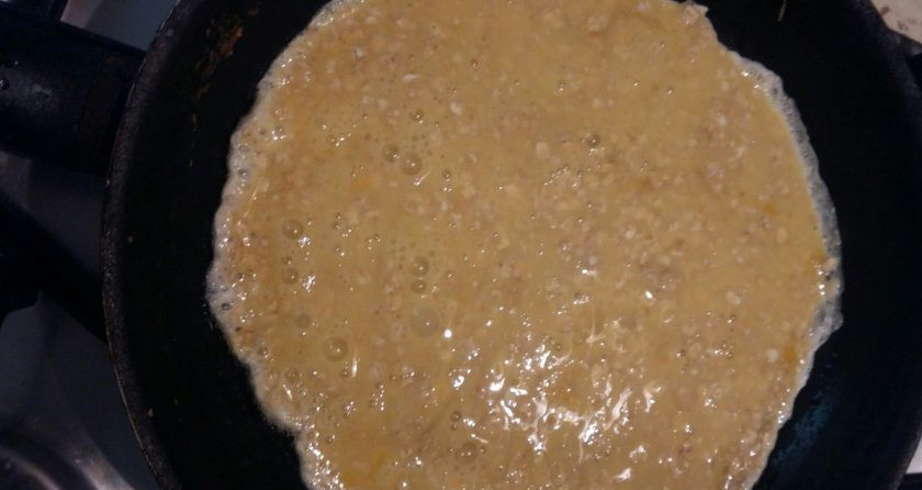 1. Этап. Омлет с овсяной кашей: Смажьте сковородку оливковым или подсолнечным маслом, поставьте ее на плиту и разогрейте. Затем вылейте на сковороду смесь из яиц и овсянки.