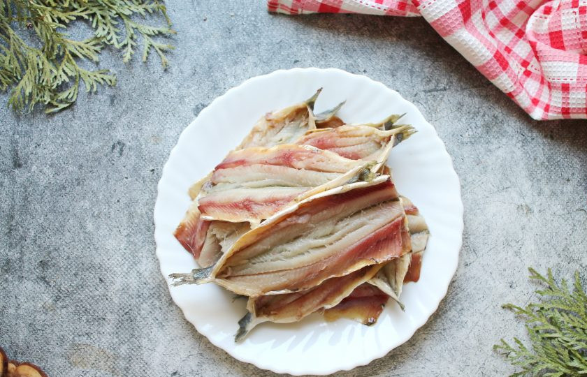 1. Этап. Салака в томате: Салаку вымойте, удалите голову, внутренности и черную пленку. Аккуратно удалите центральную кость и мелкие косточки.