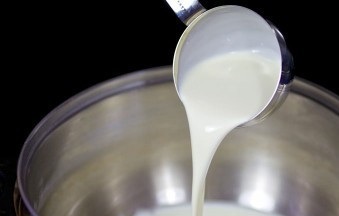 1. Этап. Паста с брокколи и сыром: Сливки налить в кастрюлю и подогреть.