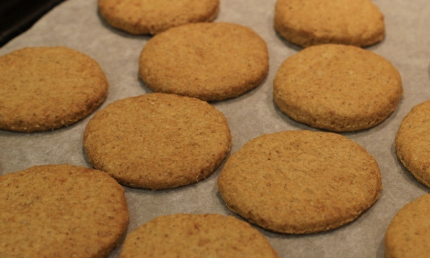 1. Этап. Овсяное печенье на растительном масле: Выпекать печенье будем на пергаментной бумаге. Выложив его на противень, смазываем яйцом. Можно посыпать верхушку коричневым сахаром. Духовку разогреваем до 200 градусов, ставим туда противень на 15 минут. Перед подачей печенье остудите.