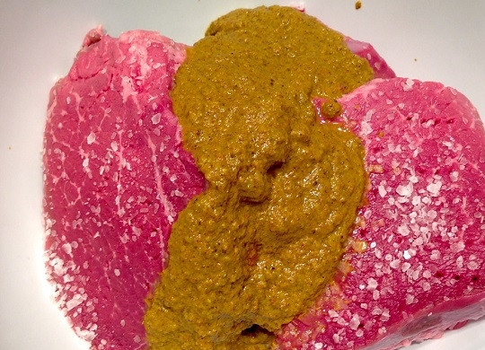 1. Этап. Запеченное мясо с корицей и приправами: 5. Выложите маринад в мясо, аккуратно распределите его равномерно и уберите в холодильник на ночь, чтобы говядина хорошо пропиталась вкусами и ароматами.