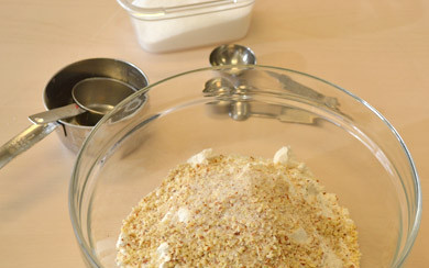 1. Этап. Открытый пирог с ягодами: 3. В глубокой мисочке соедините просеянную муку, измельченный миндаль и щепотку соли.