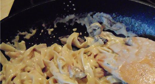 1. Этап. Таглиателли: В кастрюле отварите таглиателли почти до готовности. Добавьте их к соусу.