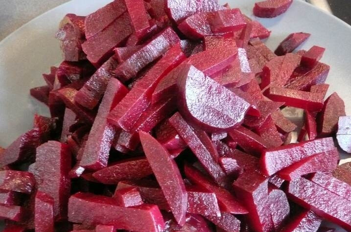 1. Этап. Свекольный суп для похудения: Пока овощи варятся, мы очищаем свеклу от кожуры и нарезаем на небольшие брусочки.