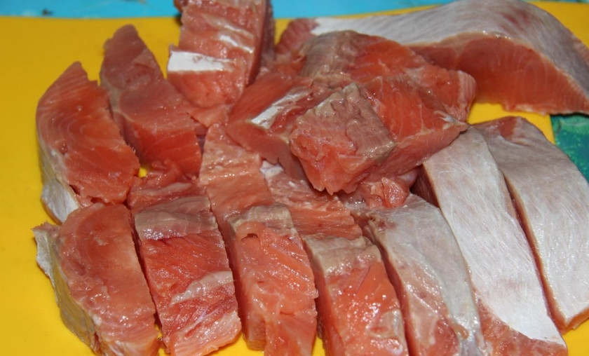 1. Этап. Красная рыба под сливочным соусом: 2. Аккуратно срезаю кожицу, удаляю хребет и пинцетом выщипываю мелкие косточки, нарезаю рыбку крупными кусками.