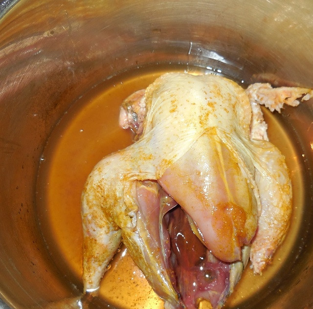 1. Этап. Фазан в духовке: Потом переложите птицу в кастрюлю. Залейте её вином. Маринуйте мясо 1-2 дня в холодильнике. За это время переверните тушку 3 раза.