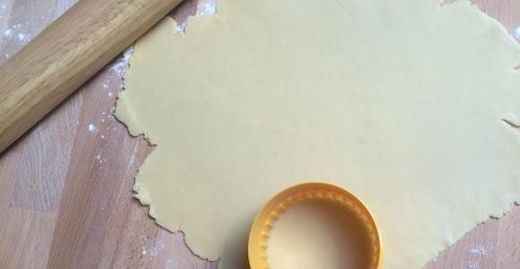 1. Этап. Печенье с творожной начинкой: Тесто раскатайте и выемкой поделите на кружочки.