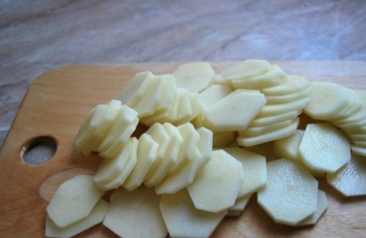 1. Этап. Семга запеченная с картофелем: Конечно же, для такого блюда лучше всего использовать молодую картошку. Чистим ее, моем и нарезаем кольцами.