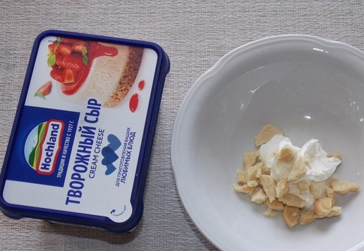 1. Этап. Десерт из инжира с печеньем: Добавить печенье, измельченное на кусочки, перемешать.