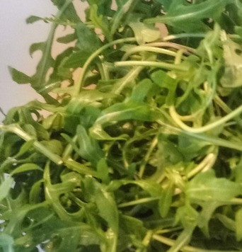 1. Этап. Салат с креветками и грушей: Выложить рукколу в салатницу.