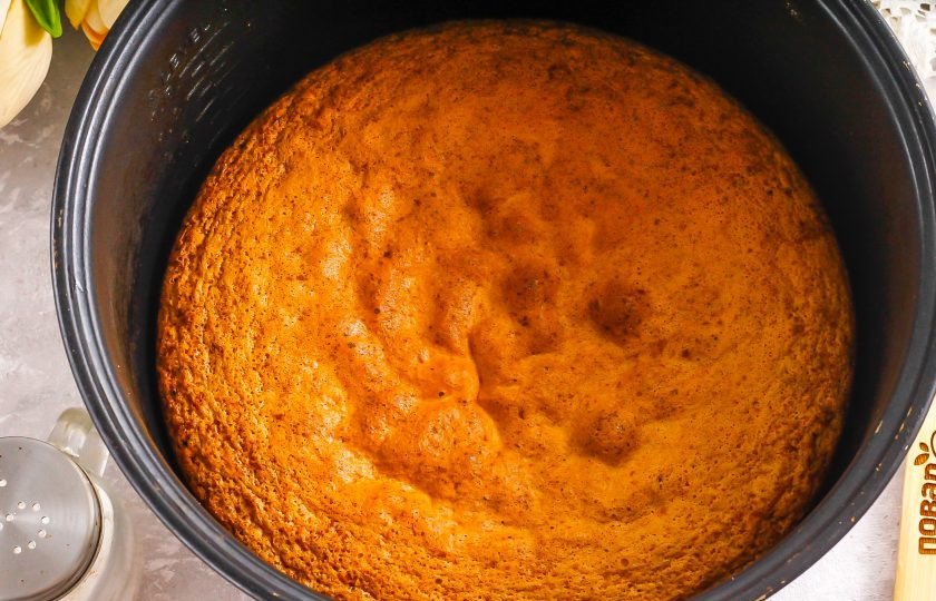 1. Этап. Муссовый торт Персик: Смажьте форму для выпекания или чашу мультиварки растительным маслом без аромата. Перелейте в нее тесто и испеките бисквит на режиме 