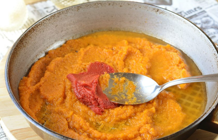 1. Этап. Паста с кабачковой икрой: Смешайте в сковороде кабачковую икру, томатную пасту и 100 грамм воды после варки спагетти.