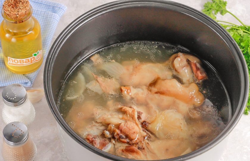 1. Этап. Холодец по-деревенски: Отварите все в течение 2 часов, удаляя образовавшуюся пену шумовкой. В этом случае проще пользоваться мультиваркой.