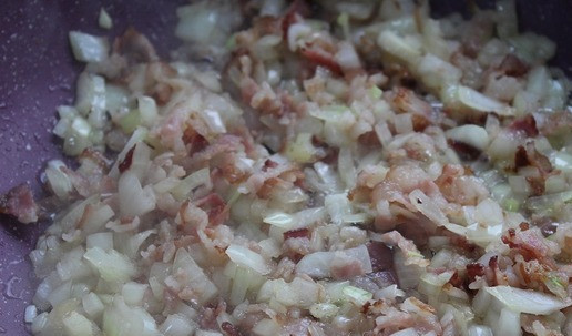 1. Этап. Минтай с зеленым горошком и беконом: Добавить лук и жарить еще пару минут.