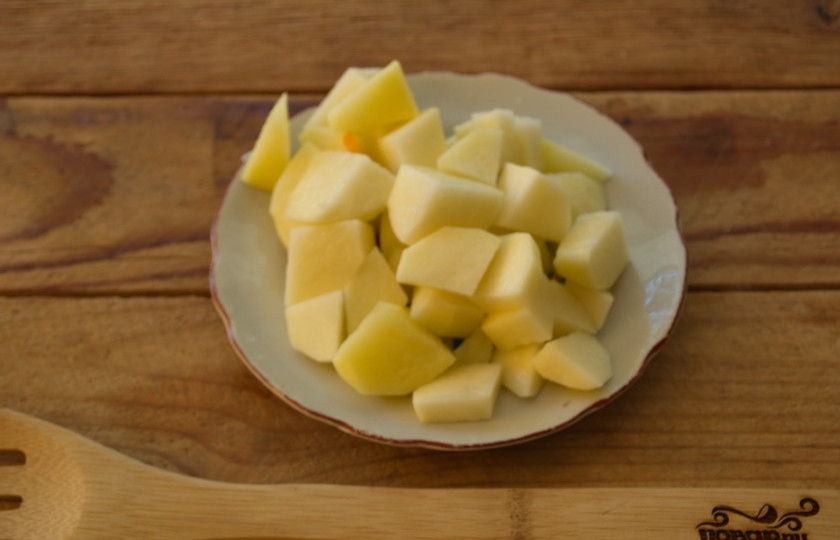 1. Этап. Борщ куриный: Очистите и нарежьте кубиками картофель. Кладем его в кипящий бульон.