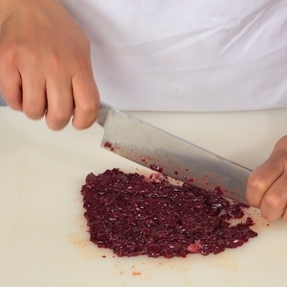 1. Этап. Фаршированный цыпленок: Мелко нарезать печень.