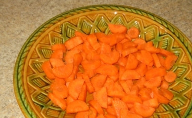 1. Этап. Грибной суп с чечевицей: Морковь нарежьте кружочками.