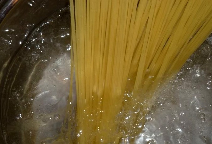 1. Этап. Баранина с макаронами: Примерно за 15-20 минут до готовности мяса ставим отвариваться макароны в слегка подсоленной воде.