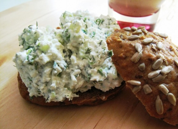 1. Этап. Бутерброды с творожным сыром: Можно взять маленькую булочку, вынуть часть мякоти и начинить творожным сыром.