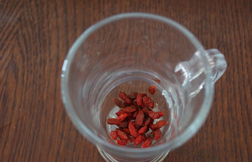 1. Этап. Жиросжигающий чай: Ягоды годжи надо промыть под проточной водой. Поместите в чашку, из которой будете пить чай.