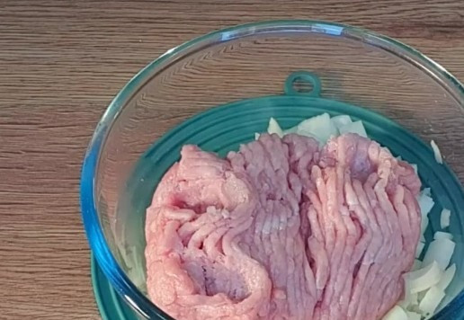 1. Этап. Шашлык из индейки в азиатском стиле: 4. В миску выкладываем тертый картофель, лук и фарш индейки.